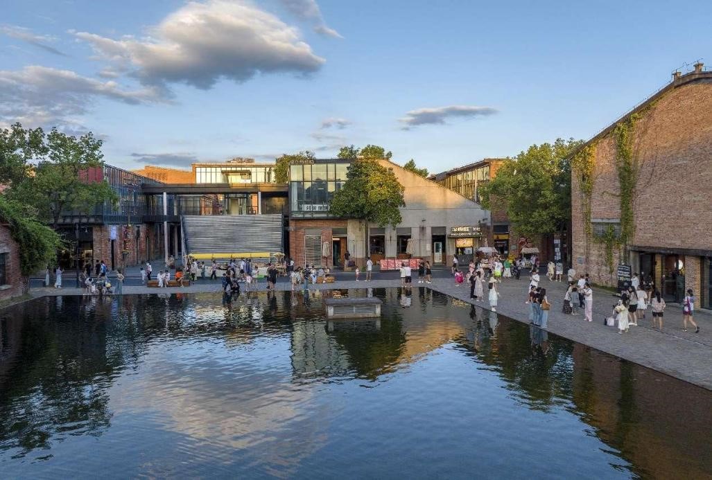 Turistas visitan el bloque cultural y creativo de Taoxichuan en Jingdezhen, provincia oriental china de Jiangxi. (Foto de Xiao Benxiang/Diario del Pueblo digital)