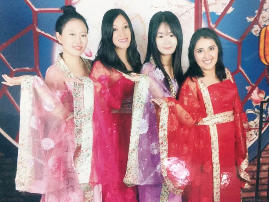 Karla Lozada (segunda, de izquierda a derecha), viste un traje tradicional chino durante el Festival de la Primavera, Shanghai. (Foto: cortesía)