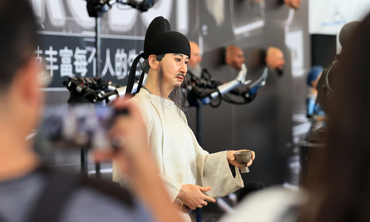 Un robot humanoide con la imagen del poeta chino Li Bai de la dinastía Tang (618-907) hace su aparición en la primera Gala del Festival de Primavera de robots de China, el 20 de enero de 2025. Foto: Cortesía del área de Desarrollo Económico y Tecnológico de Beijing