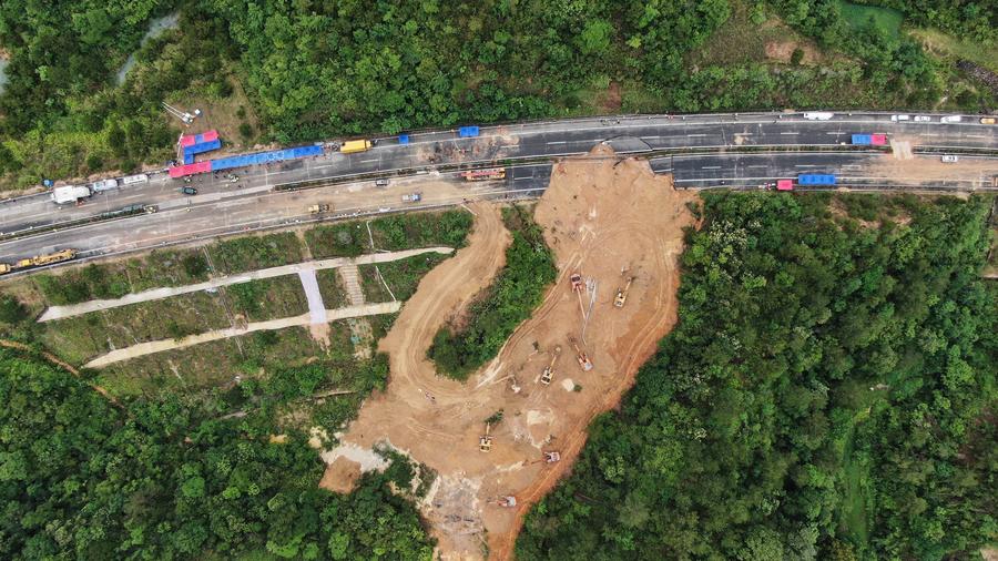 Vista aérea tomada con un dron el 2 de mayo de 2024 del sitio de un derrumbe de una carretera en la autopista Meizhou-Dabu, en Meizhou, en la provincia de Guangdong, en el sur de China. (Xinhua/Wang Ruiping) 
