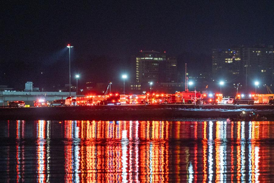 Vehículos de emergencia son vistos en el Aeropuerto Nacional Reagan, en Washington, Estados Unidos, el 30 de enero de 2025. (Xinhua/Hu Yousong)