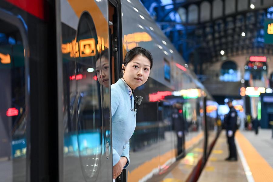 Una asistente trabaja en un tren en la Estación de Ferrocarril de Harbin, en Harbin, en la provincia de Heilongjiang, en el noreste de China, el 28 de enero de 2025. (Xinhua/Yuan Yong) 