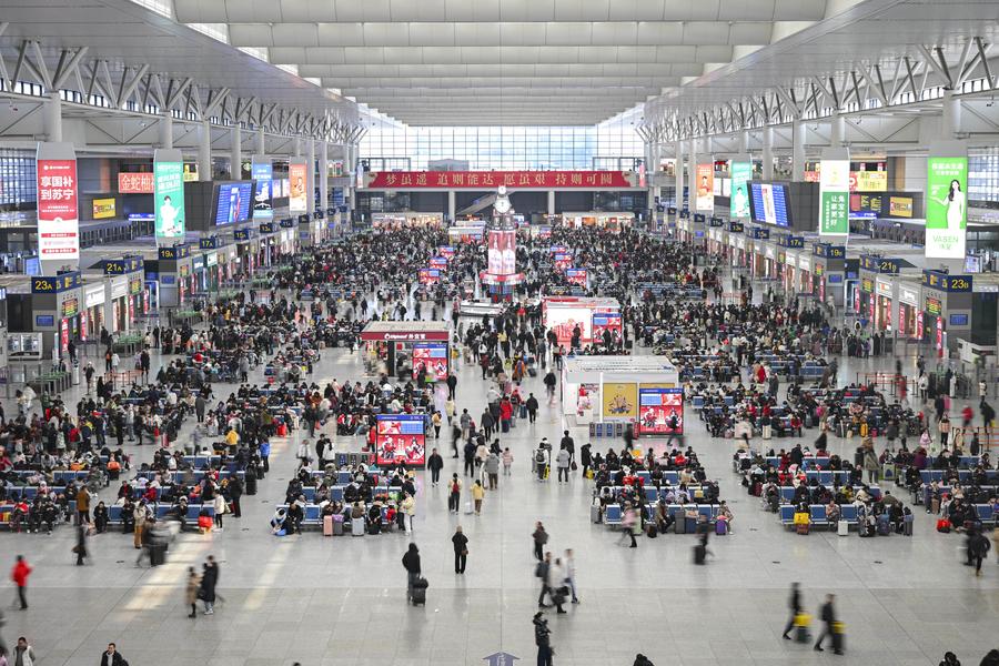 Pasajeros son vistos en la sala de espera de la Estación de Ferrocarril Hongqiao de Shanghai, en Shanghai, en el este de China. (Xinhua/Chen Haoming) 