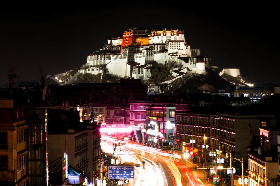 Panorámica nocturna de una calle de Lhasa, capital de la región autónoma de Xizang, en el suroeste de China, el 5 de diciembre de 2024. Al fondo, el Palacio Potala. (Xinhua/Zhang Long)
