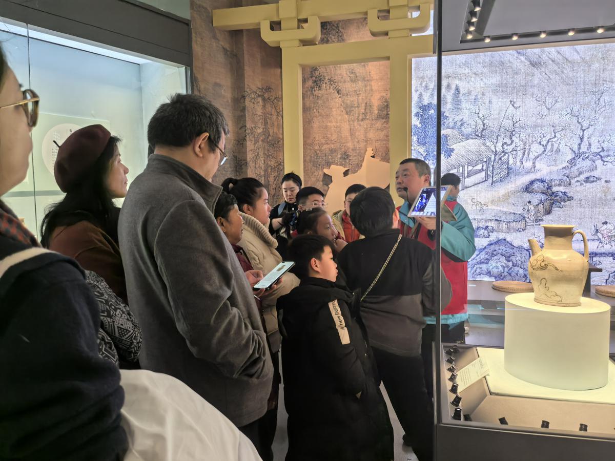 Los turistas disfrutan de los eventos culturales en Changsha, provincia de Hunan, durante la actual celebración del Festival de Primavera. [Foto proporcionada a chinadaily.com.cn]