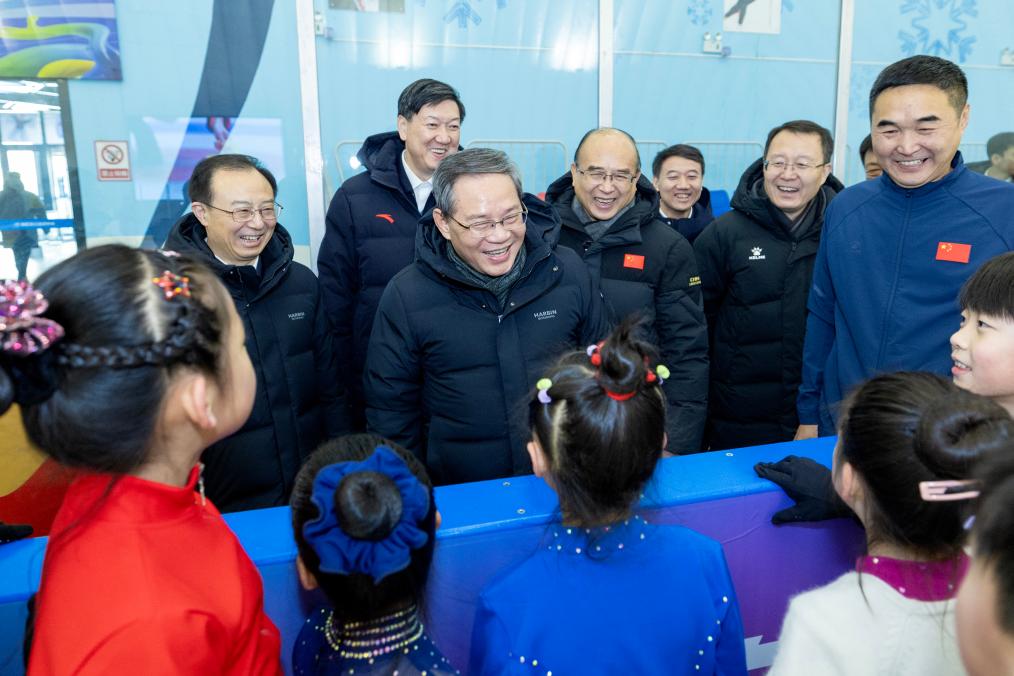  El primer ministro chino, Li Qiang, también miembro del Comité Permanente del Buró Político del Comité Central del Partido Comunista de China, se comunica con ni?os un centro local de deportes sobre hielo, en Harbin, en la provincia de Heilongjiang, en el noreste de China, el 15 de febrero de 2025. Li realizó una visita de inspección a Heilongjiang el sábado. (Xinhua/Liu Bin) 
