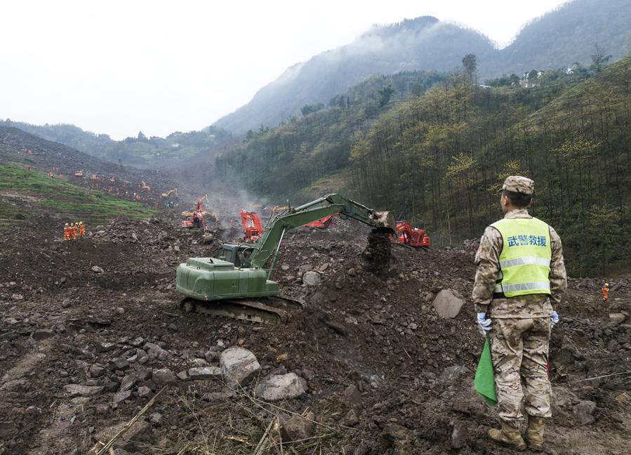 Rescatistas trabajan en el sitio de rescate, en el distrito de Junlian, en la ciudad de Yibin, en la provincia de Sichuan, en el suroeste de China, el 10 de febrero de 2025. (Xinhua/Zheng Lei) 