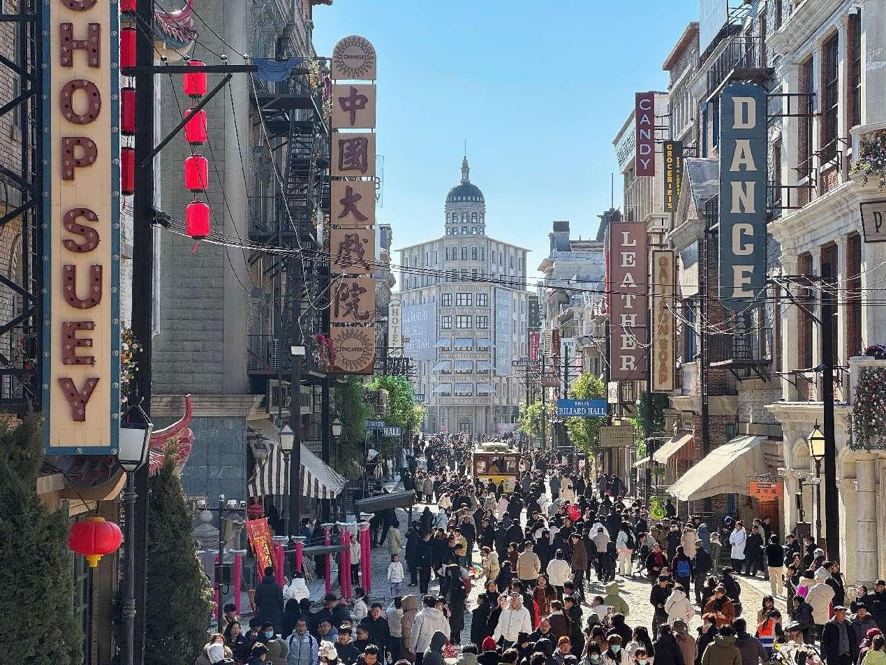 La foto, tomada el 3 de febrero de 2025, muestra a turistas visitando el estudio cinematográfico Laoling en Dezhou, provincia oriental china de Shandong, donde se filmó la película "Detective Chinatown 1900". (Foto de Guo Zhihua/Xinhua)?