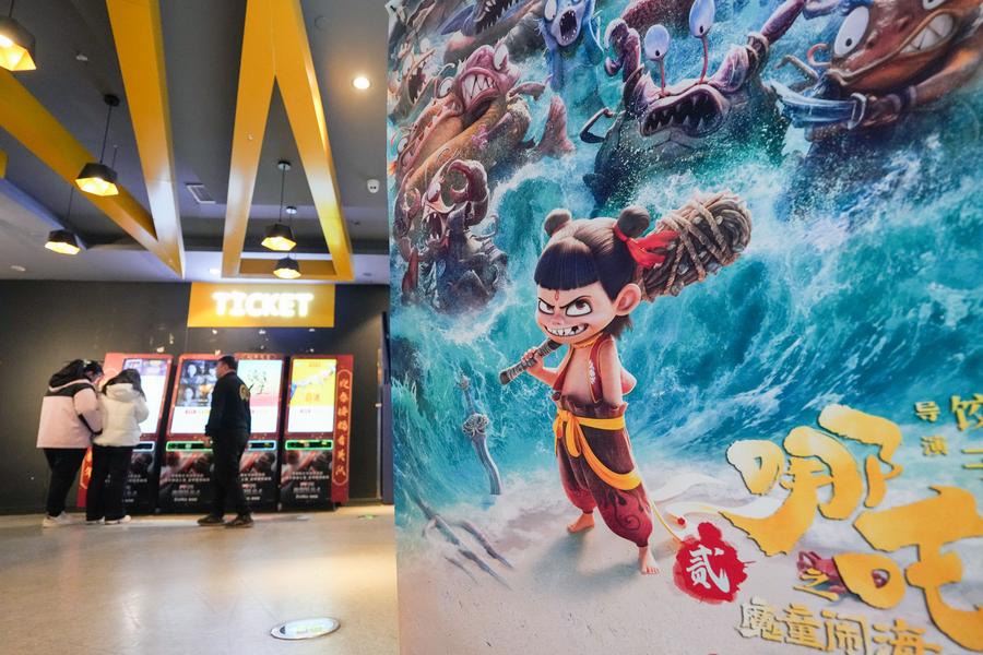 Imagen de un cartel de promoción de la película animada "Ne Zha 2" en un cine en el distrito de Chaoyang, en Beijing, capital de China, el 13 de febrero de 2025. (Xinhua/Ju Huanzong)