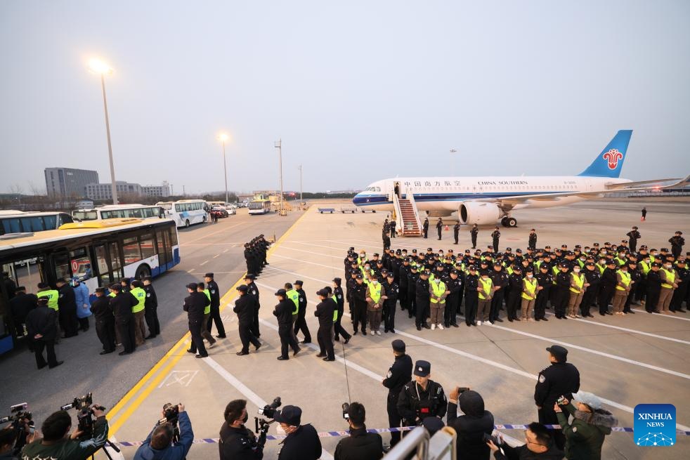 Un grupo de 200 ciudadanos chinos, sospechosos de estar involucrados en fraudes, regresó el jueves a China bajo la escolta de la policía china, tras ser repatriados desde Myawaddy, en Myanmar. Los sospechosos fueron enviados primero a Tailandia antes de ser trasladados de regreso a China en varios vuelos chárter que llegaron a un aeropuerto en Nanjing, capital de la provincia oriental de Jiangsu. La repatriación de estas personas marca un logro significativo de la cooperación policial entre China, Myanmar y Tailandia contra el fraude en las telecomunicaciones, según un comunicado emitido por el Ministerio de Seguridad Pública. (Xinhua/Yin Gang)