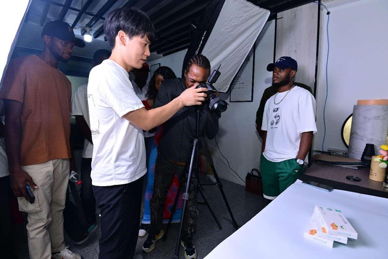 Estudiantes africanos que estudian en China aprenden habilidades de comercio electrónico en una empresa comercial en Yiwu, provincia de Zhejiang, China. (Foto:  Lyu Bin/ Diario del Pueblo digital)