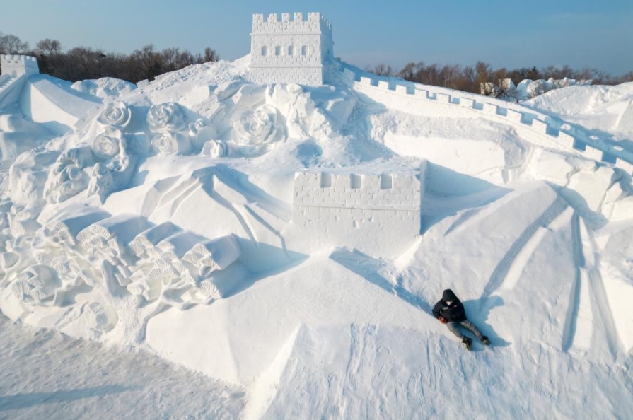 Un turista se divierte en el Mundo del Hielo y la Nieve de Harbin, la capital de la provincia nororiental china de Heilongjiang, el 6 de enero de 2025. (Xinhua/Zhang Tao)