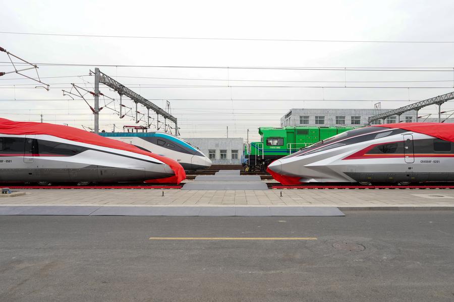 Esta foto muestra un tren bala CR450AF (der.) y un CR450BF, en Beijing, la capital china, el 29 de diciembre de 2024. (Xinhua/Ju Huanzong)