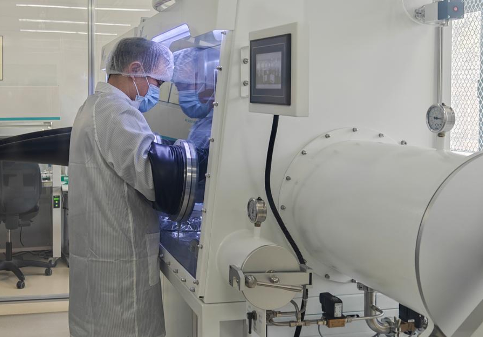 Un investigador del Instituto de Geología de la Academia de Ciencias Geológicas de China en Beijing, la capital de China, prepara el 26 de febrero de 2025 las muestras lunares recolectadas por la misión Chang'e-6. (Xinhua/Yu Fei)