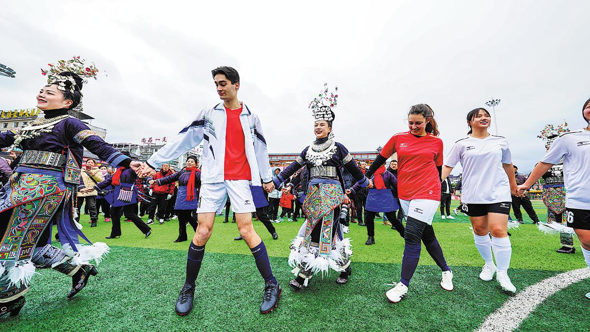 Futbolistas de Francia y China bailan con los aficionados después de un partido en el condado de Rongjiang, provincia de Guizhou, en febrero del a?o pasado. (Foto: Zhou Guangsheng/ China Daily)