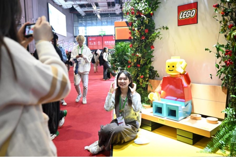 Una visitante posa para fotos en el puesto de LEGO Group, un asiduo integrante de la Exposición Internacional de Importaciones de China (CIIE), durante la 7a edición de este evento en Shanghai, en el este de China, el 9 de noviembre de 2024. (Xinhua/Chen Haoming)