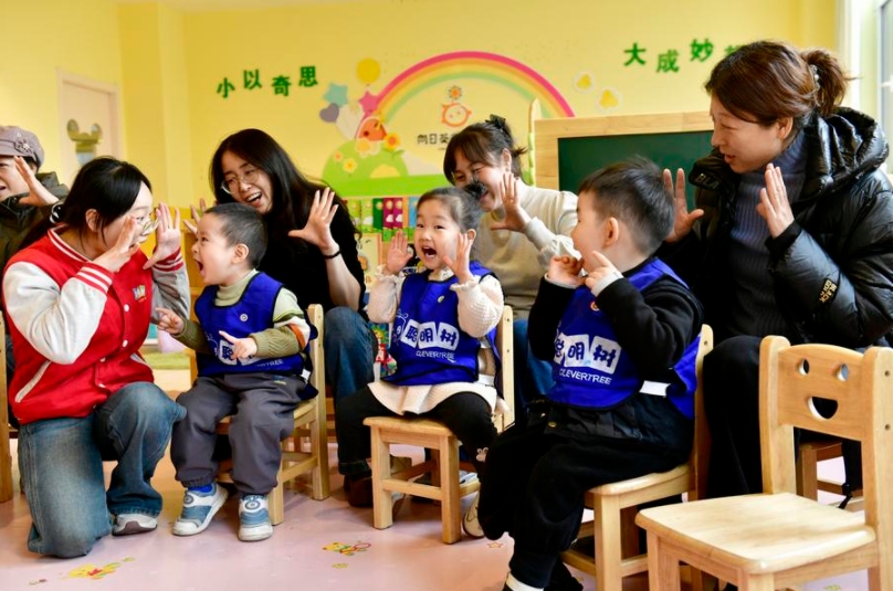 Maestras y madres juegan con un grupo de ni?os en un jardín infantil en la ciudad de Rizhao, en la provincia oriental china de Shandong, el 20 de febrero de 2025. (Xinhua/Guo Xulei)