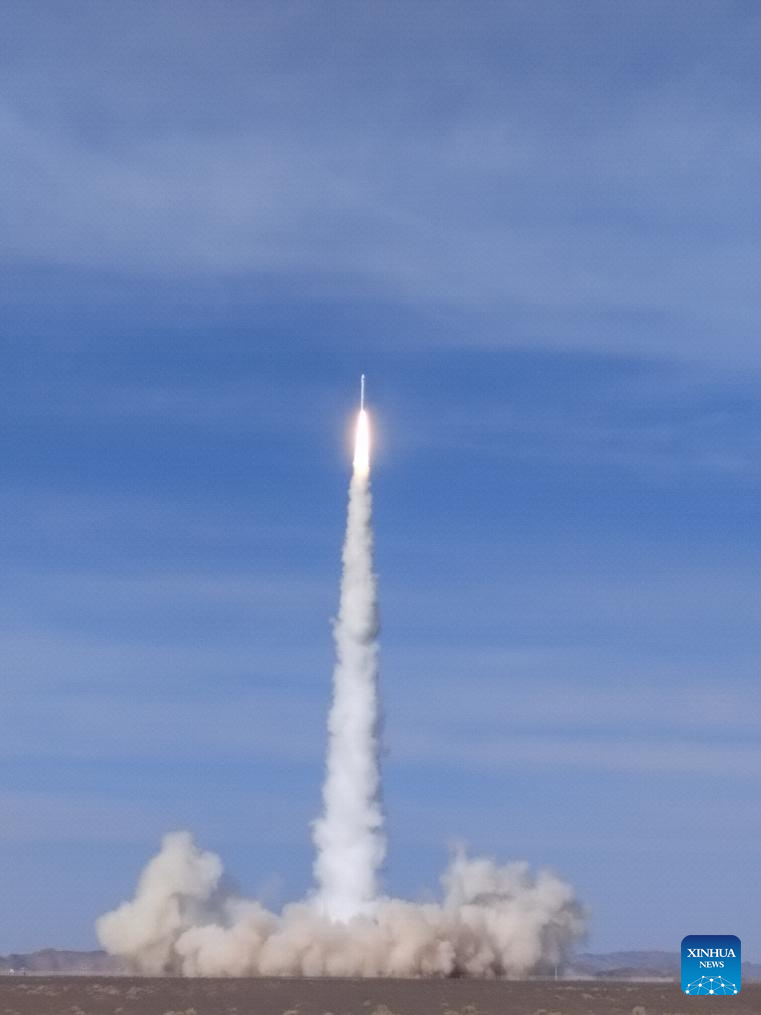 China lanza ocho nuevos satélites