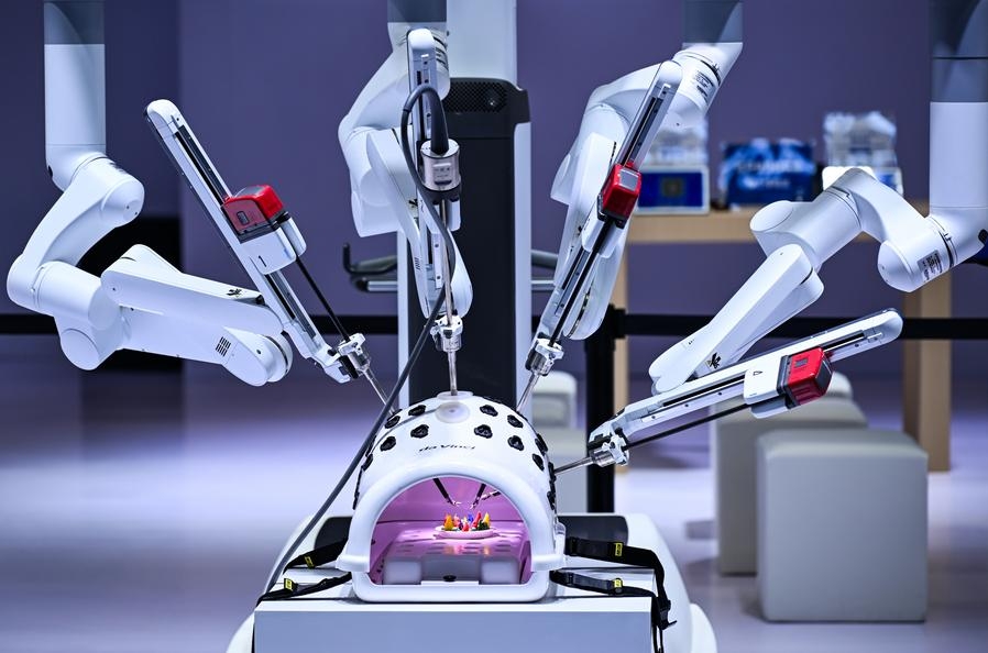 Imagen de una demostración de un robot quirúrgico durante la Exposición de Equipos Médicos de China 2025, celebrada en el Centro Internacional de Exposiciones de Chongqing, en el suroeste de China, el 14 de marzo de 2025. (Xinhua/Wang Quanchao)