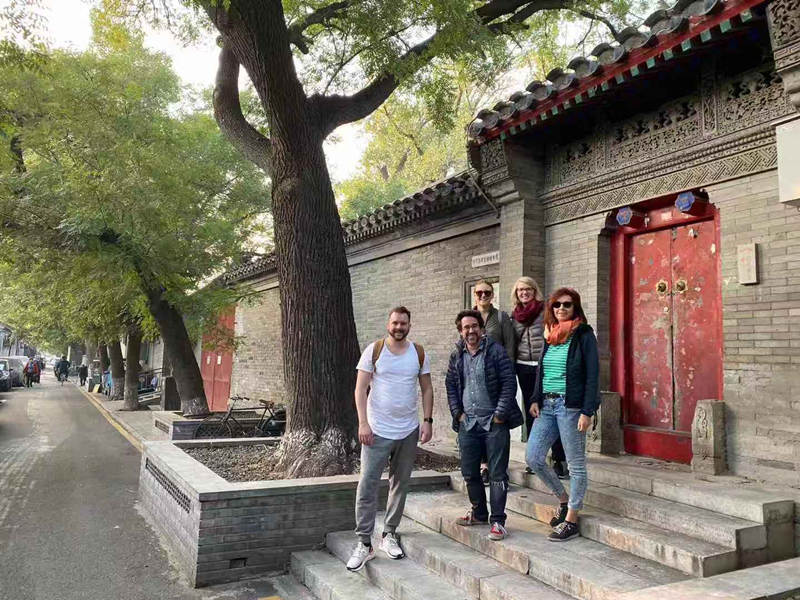 César Casellas (primera fila, al centro) recorre Beijing con visitantes extranjeros. (Foto: cortesía)