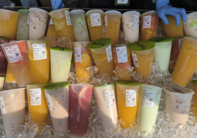 Las bebidas de té se exhibieron en el festival de té con leche en la Exposición China-ANSEA celebrada en Nanning, región autónoma de Guangxi Zhuang, en el sur de China, el 27 de septiembre de 2024. (Xinhua/Guo Yifan)