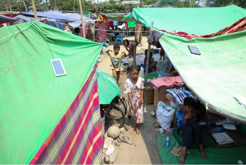 Ni?os son vistos en un refugio temporal para personas afectadas por el terremoto, en Mandalay, Myanmar, el 3 de abril de 2025. (Xinhua/Myo Kyaw Soe)