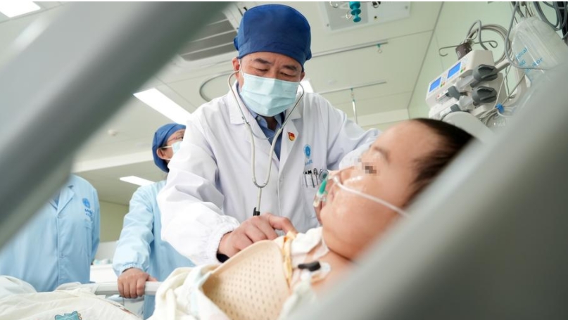 Un médico revisa el estado del ni?o que ha recibido un dispositivo de asistencia biventricular levitado magnéticamente durante una cirugía de implante en Wuhan, capital de la provincia de Hubei, en el centro de China, el 14 de abril de 2025. (Xinhua/Liu Kunwei)