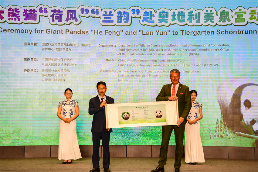 Dos pandas llegan a su nueva residencia en Austria