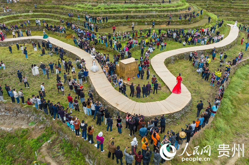Se celebra desfile de moda étnica en las terrazas Jiabang de Congjiang, Guizhou