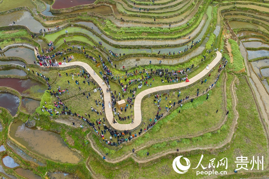 Se celebra desfile de moda étnica en las terrazas Jiabang de Congjiang, Guizhou