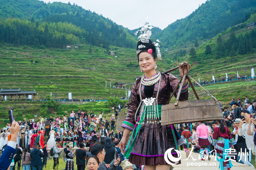Se celebra desfile de moda étnica en las terrazas Jiabang de Congjiang, Guizhou