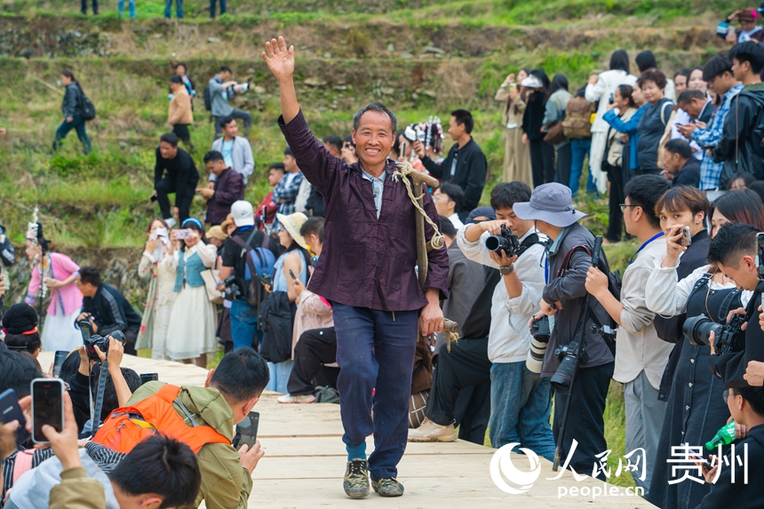 Se celebra desfile de moda étnica en las terrazas Jiabang de Congjiang, Guizhou