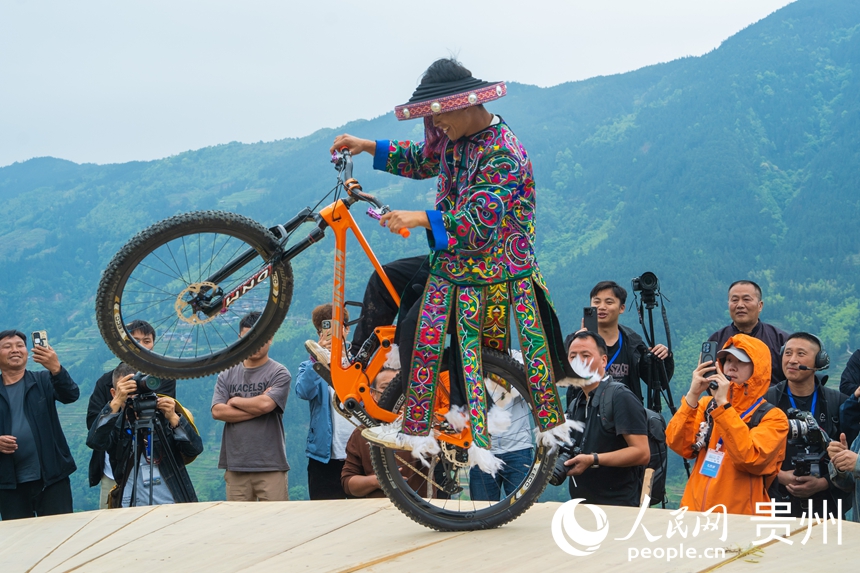 Se celebra desfile de moda étnica en las terrazas Jiabang de Congjiang, Guizhou