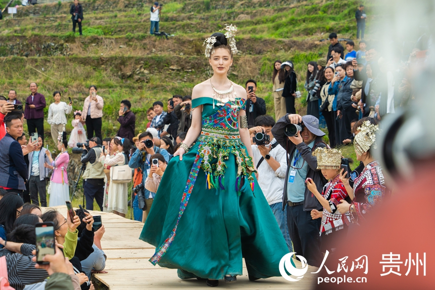 Se celebra desfile de moda étnica en las terrazas Jiabang de Congjiang, Guizhou