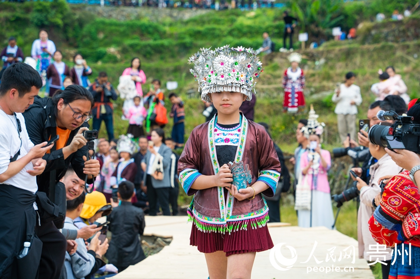 Se celebra desfile de moda étnica en las terrazas Jiabang de Congjiang, Guizhou