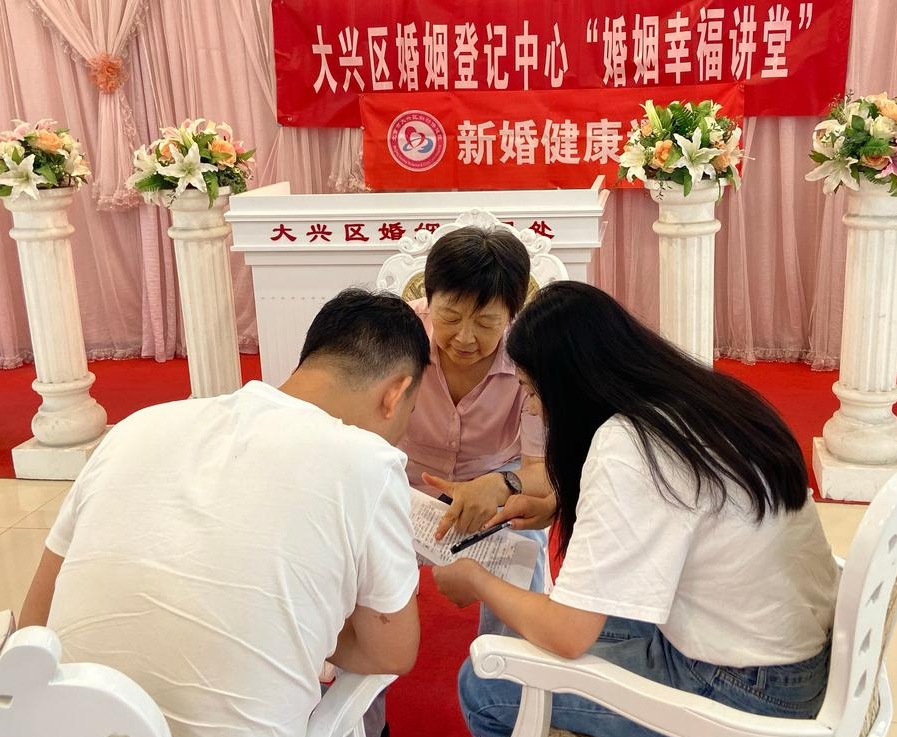La foto, tomada con un teléfono móvil, muestra a una especialista brindando asesoramiento prematrimonial en el centro de registro matrimonial del distrito de Daxing de Beijing, la capital de China, el 7 de agosto de 2024. (Xinhua/Ding Hongfa)