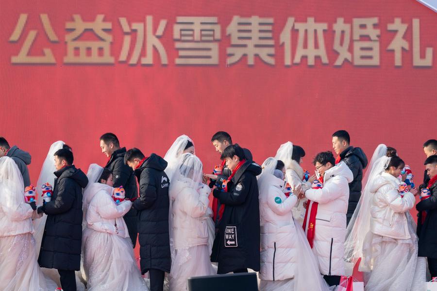 Parejas de enamorados intercambian anillos durante una boda grupal en el Mundo de Hielo y Nieve de Harbin, en la provincia de Heilongjiang, en el noreste de China, el 6 de enero de 2025. (Xinhua/Zhang Tao)