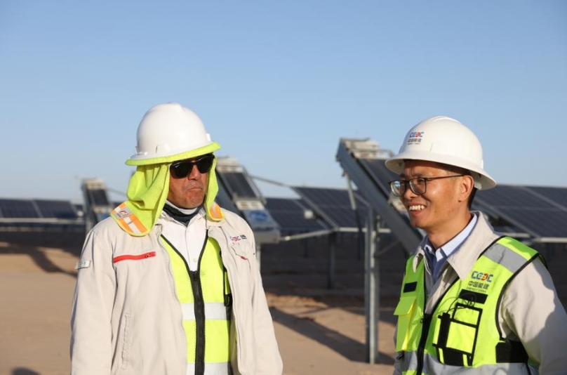Técnicos de China y México inspeccionan el proyecto fotovoltaico Puerto Pe?asco, México, el 2 de abril de 2025. (Xinhua/Li Mengxin)