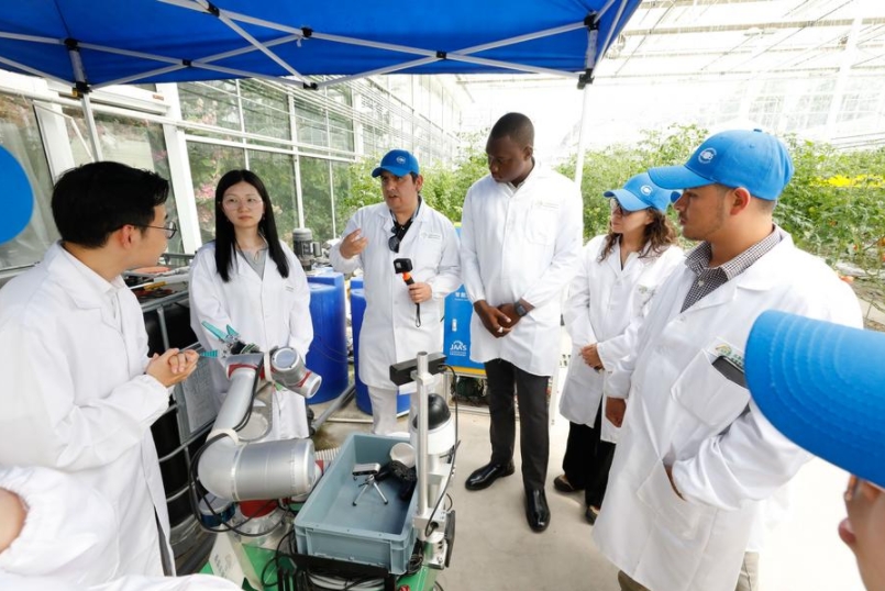 Participantes de "Intercambio de experiencias China-América Latina y el Caribe sobre digitalización en agricultura y territorios rurales" visitan la Academia de Ciencias Agrícolas de Jiangsu para conocer las nuevas tecnologías agrícolas chinas, en la provincia china de Jiangsu, el 22 de mayo de 2024. (Cortesía de Academia de Ciencias Agrícolas de Jiangsu)