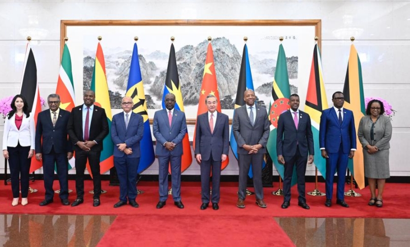 El ministro de Relaciones Exteriores chino, Wang Yi, también miembro del Buró Político del Comité Central del Partido Comunista de China, se reúne con ministros de Relaciones Exteriores y representantes de los países caribe?os que tienen relaciones diplomáticas con China, quienes se encuentran aquí para asistir a la cuarta reunión ministerial del Foro China-CELAC (Comunidad de Estados Latinoamericanos y Caribe?os), en Beijing, capital de China, el 12 de mayo de 2025. (Xinhua/Yue Yuewei) 