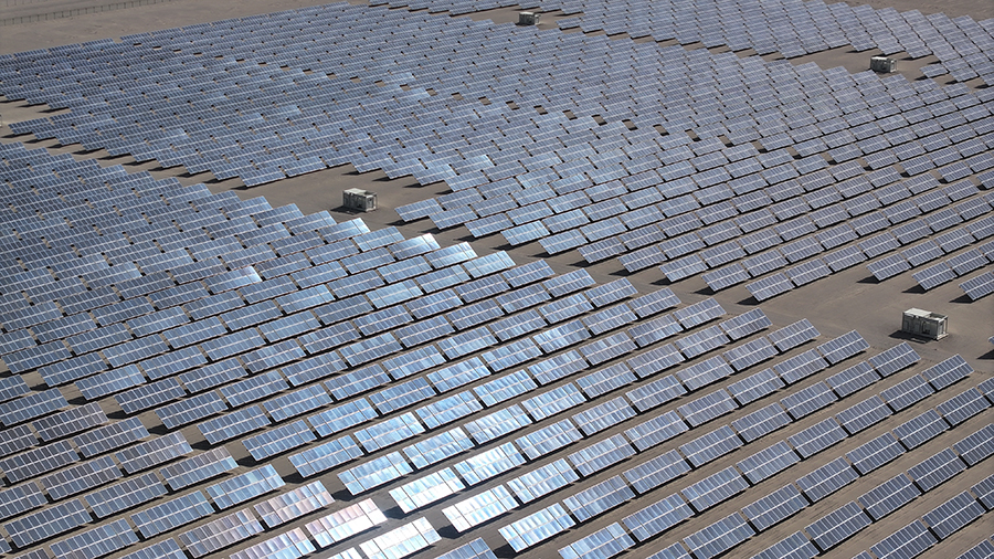 Proyecto fotovoltaico de Ruoqiang, en la Región Autónoma Uigur de Xinjiang. [Foto: proporcionada a chinadaily.com.cn] 