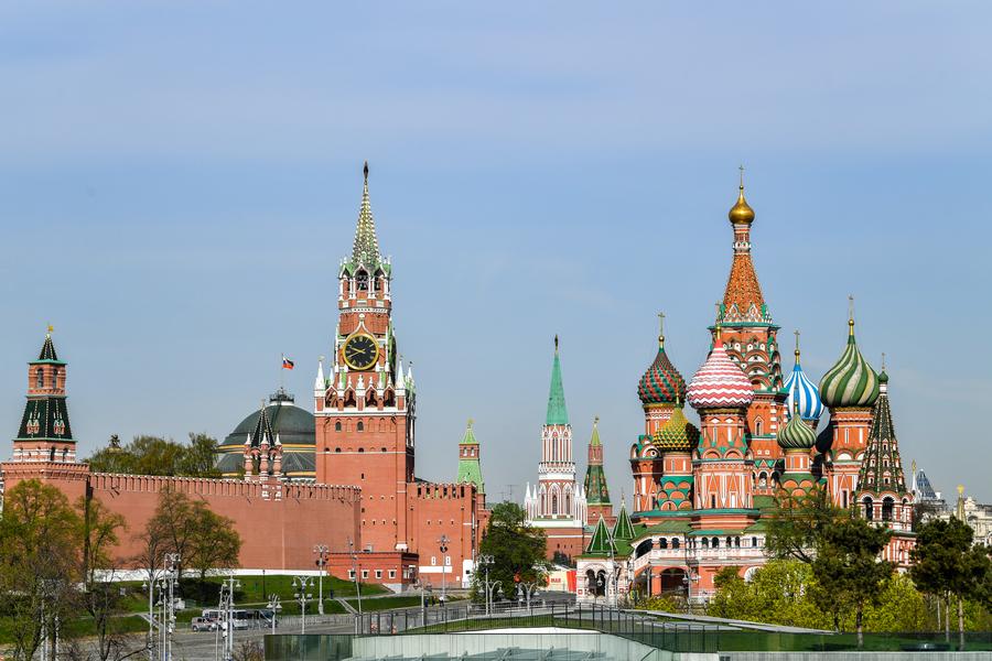 Imagen del 21 de abril de 2025 del Kremlin y la Catedral de San Basilio, en Moscú, capital de Rusia. (Xinhua/Cao Yang)