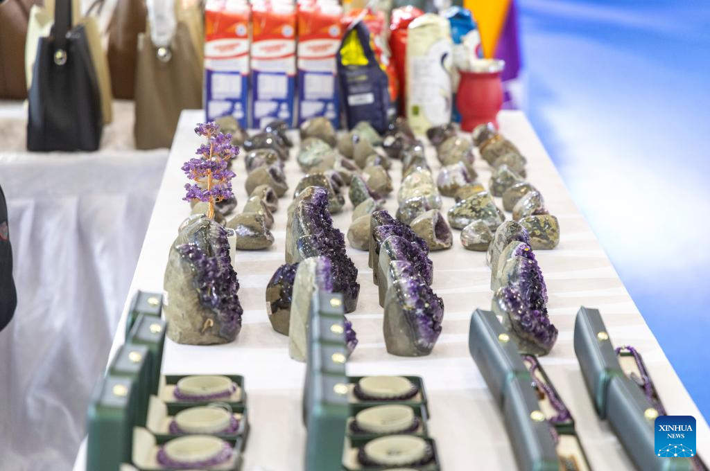 Pabellón nacional de uruguay atrae multitudes con amatistas en Feria Internacional de Inversión y Comercio del Oeste de China