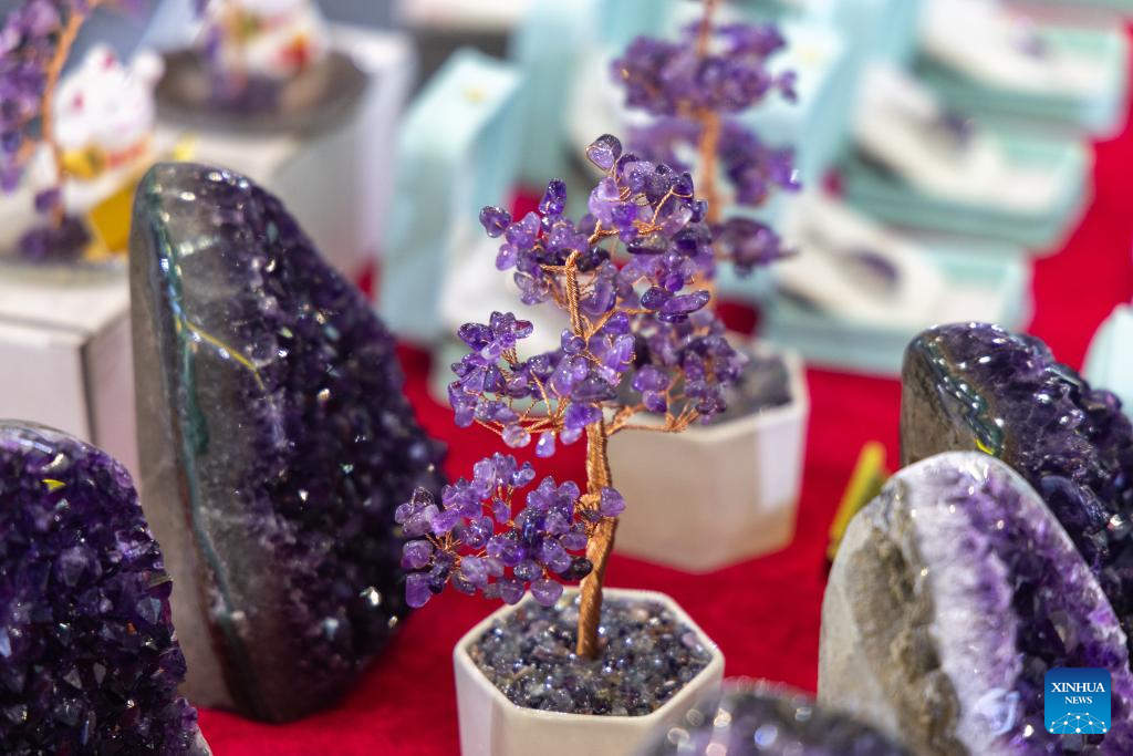 Pabellón nacional de uruguay atrae multitudes con amatistas en Feria Internacional de Inversión y Comercio del Oeste de China