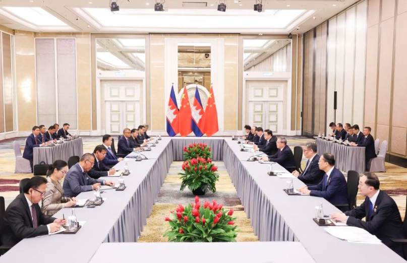 El primer ministro chino, Li Qiang, se reúne con el primer ministro camboyano, Hun Manet, al margen de la Cumbre ASEAN (Asociación de Naciones del Sudeste Asiático)-GCC (Consejo de Cooperación del Golfo)-China en Kuala Lumpur, Malasia, el 27 de mayo de 2025. (Xinhua/Pang Xinglei)