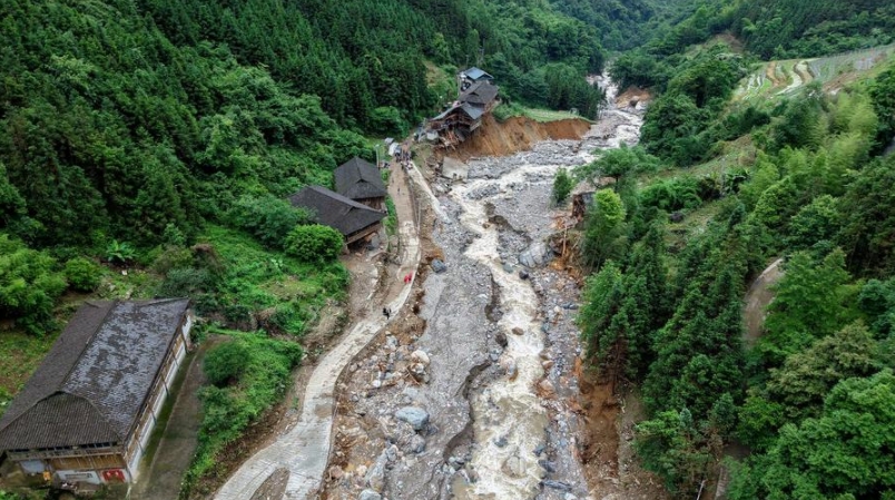 Vista aérea de un torrente de monta?a y un deslizamiento de tierra en el distrito de Longsheng, en la región autónoma de la etnia zhuang de Guangxi, en el sur de China, el 23 de mayo de 2025. (Xinhua/Pan Zhixiang)