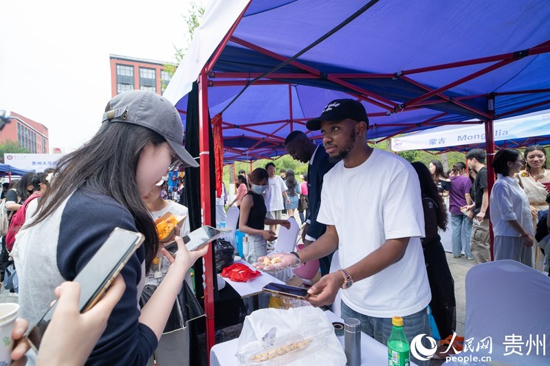 Estudiantes internacionales celebran festival cultural de forma divertida en la Universidad de Guizhou