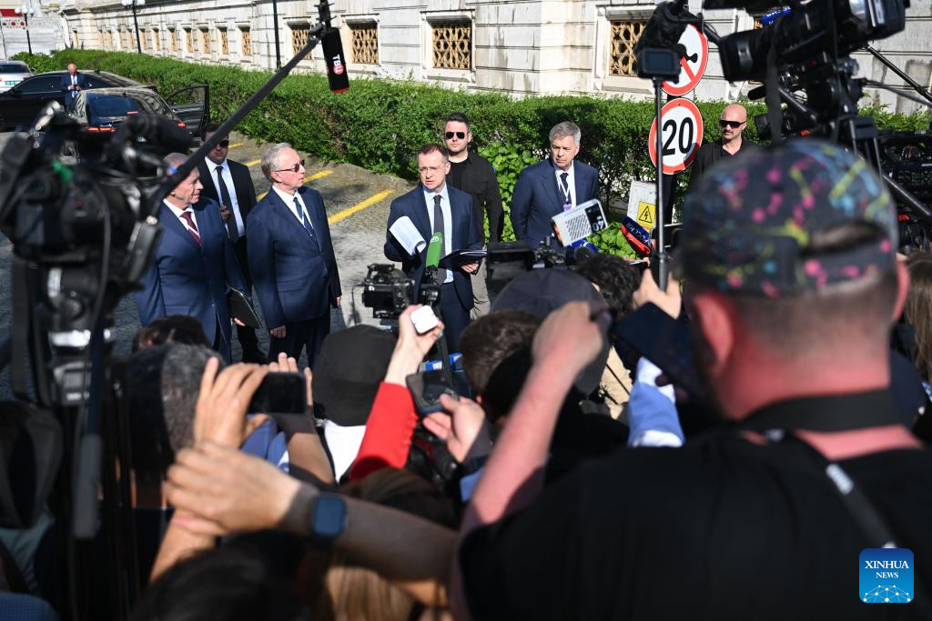El asesor presidencial ruso, Vladimir Medinsky (c-atrás), habla ante la prensa, en Estambul, Turquía, el 2 de junio de 2025. La ronda más reciente de conversaciones de paz entre Ucrania y Rusia, que tuvo lugar el lunes en Estambul, Turquía, con mediación turca, concluyó con algunos avances positivos, como los calificaron funcionarios, particularmente en cuestiones humanitarias. (Xinhua/Liu Lei)