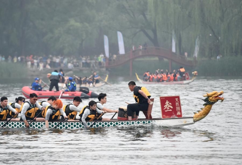 Equipos de universidades con sede en Beijing compiten en una carrera de bote del dragón en un lago del parque Yuanmingyuan, en la capital china, el 31 de mayo de 2025. (Xinhua/Luo Xiaoguang)