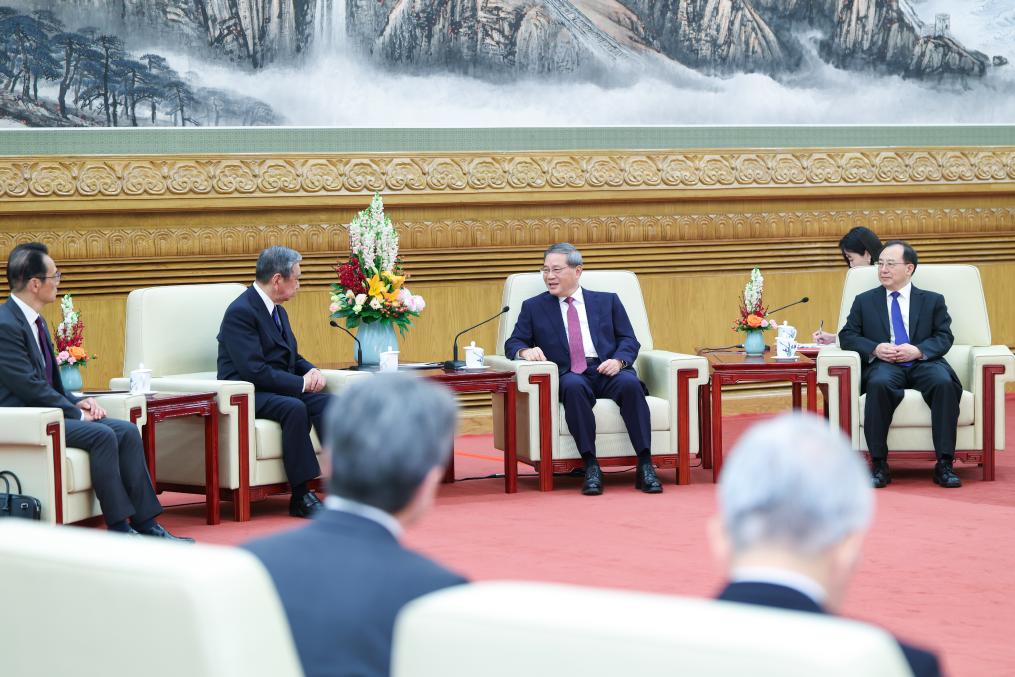 El primer ministro chino, Li Qiang, se reúne con una delegación encabezada por Yohei Kono, presidente de la Asociación Japonesa para la Promoción del Comercio Internacional (JAPIT, siglas en inglés), en el Gran Palacio del Pueblo, en Beijing, capital de China, el 3 de junio de 2025. (Xinhua/Liu Bin)